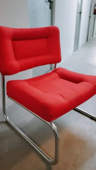 Silla roja moderna