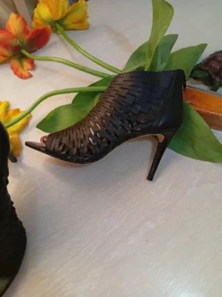 Botines negros de tacón calados piel