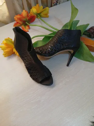 Botines negros de tacón calados piel