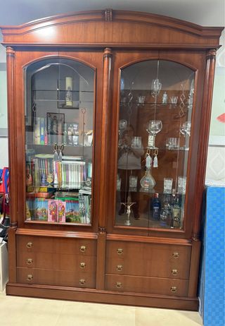 Vitrina de madera con cajones y cristal