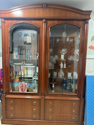 Vitrina de madera con cajones y cristal
