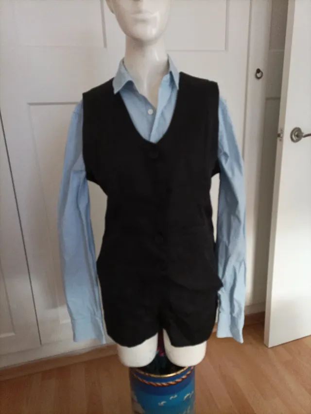 Traje short, chaleco y camisa