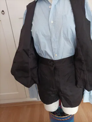 Traje short, chaleco y camisa