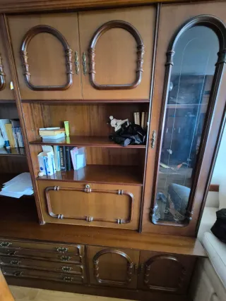 Mueble de madera y cristal