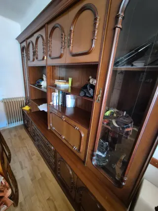 Mueble de madera y cristal