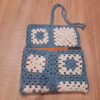 Custodia libro/tablet all'uncinetto fatta a mano