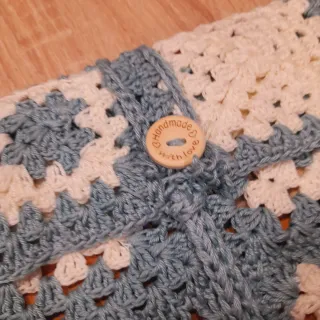 Custodia libro/tablet all'uncinetto fatta a mano