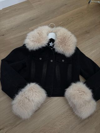 Chaqueta vaquera negra con pelo beige