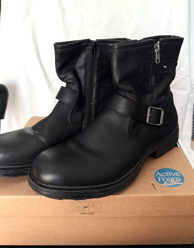 Stivaletti neri in pelle con zip