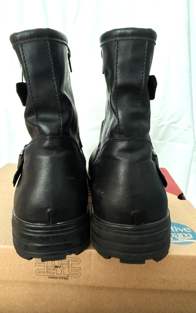 Stivaletti neri in pelle con zip