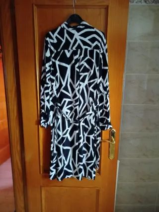 Vestido estampado blanco y negro , camisero , pues