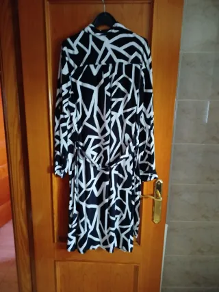 Vestido estampado blanco y negro , camisero , pues