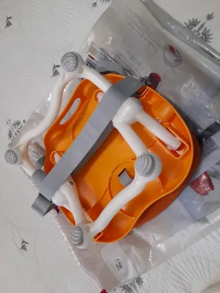 Trona portátil naranja.