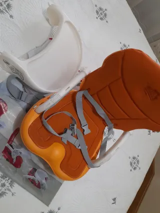 Trona portátil naranja.