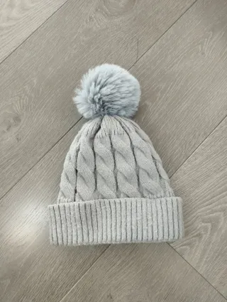 Gorro de lana gris con pompón y polar por dentro