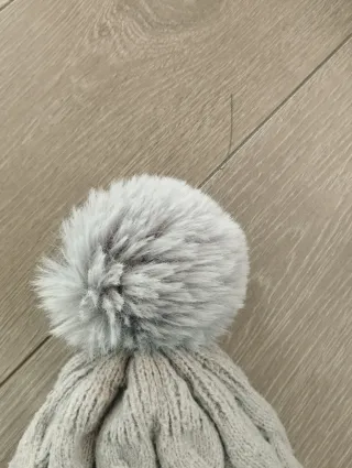 Gorro de lana gris con pompón y polar por dentro