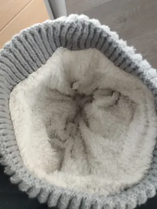 Gorro de lana gris con pompón y polar por dentro