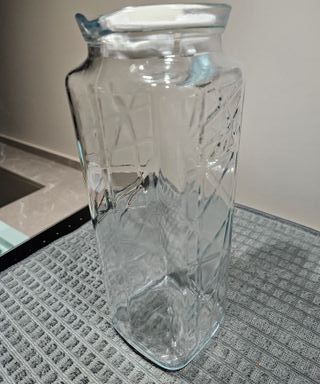 Brocca in vetro trasparente