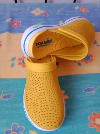 Zuecos Skechers Amarillos