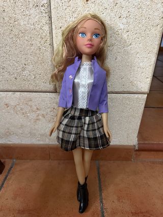 Muñeca niña con ropa a cuadros