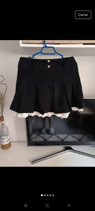 Falda plisada negra con encaje.