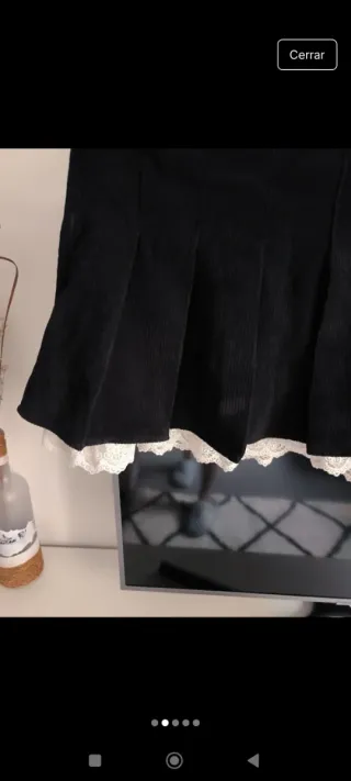 Falda plisada negra con encaje.
