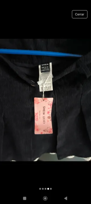 Falda plisada negra con encaje.