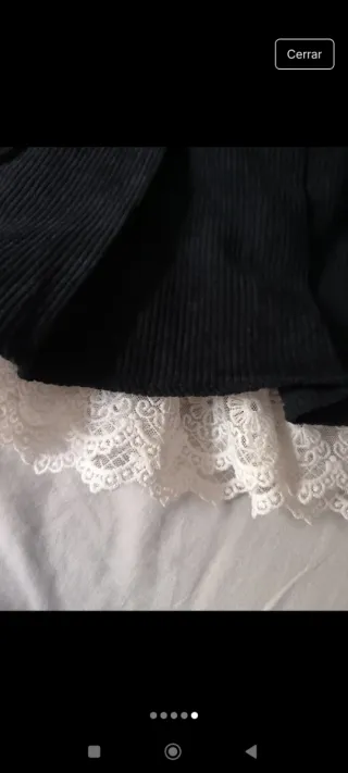 Falda plisada negra con encaje.