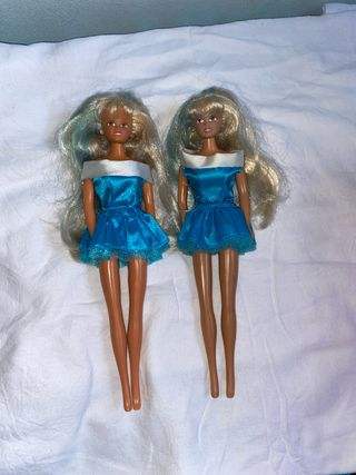 Muñecas gemelas vestidas de azul