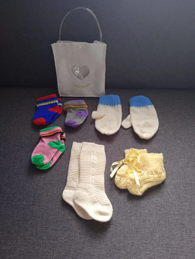 Lote Ropa Bebé: calcetines, manoplas y más