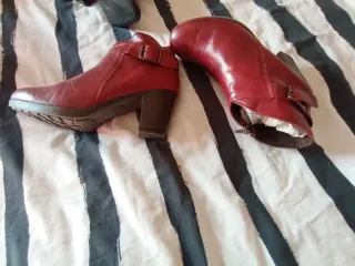Botines Giossepo Piel Rojo Tacon Hebilla
