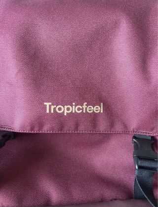 Mochila Tropicfeel modelo Shell con 2 accesorios