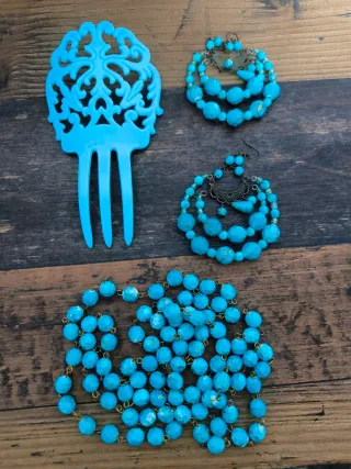 Conjunto Flamenco, pendientes, collar y peineta.