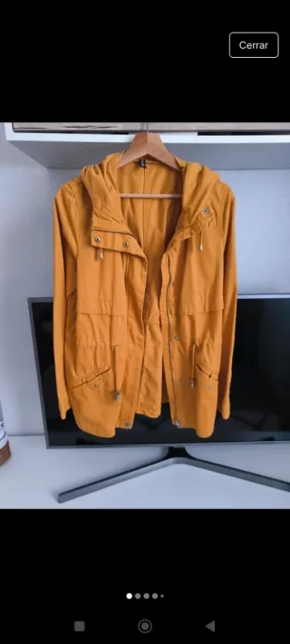 Chaqueta parka con capucha.