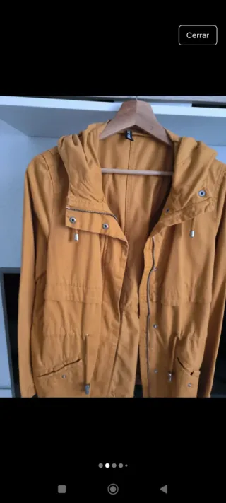 Chaqueta parka con capucha.