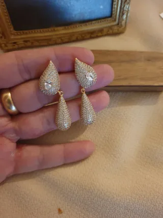 Pendientes chapados en oro con circonitas