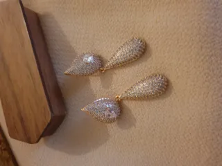 Pendientes chapados en oro con circonitas