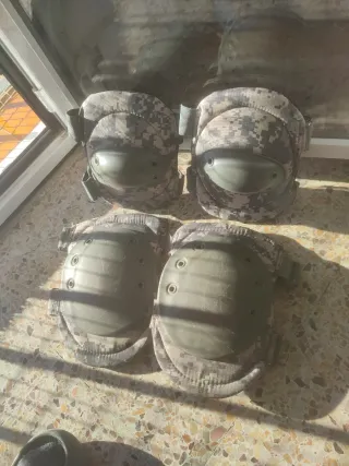 Giubbotto tattico militare con ginocchiere e accessori