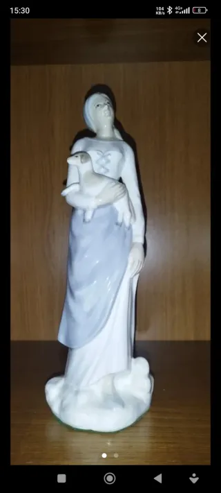 Figura porcelana mujer con cordero