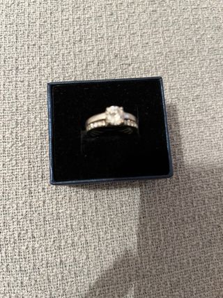 Anillo de plata con circonitas