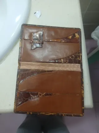 Cartera antigua de piel