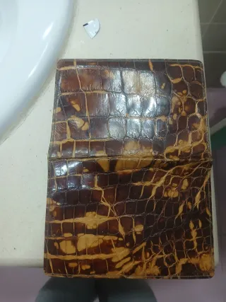 Cartera antigua de piel