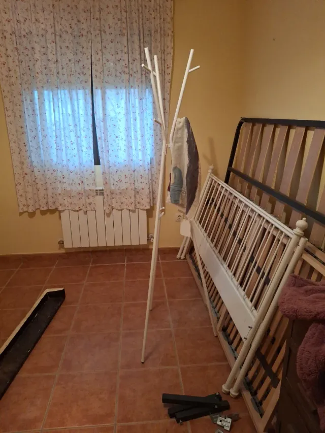 Perchero de pie blanco