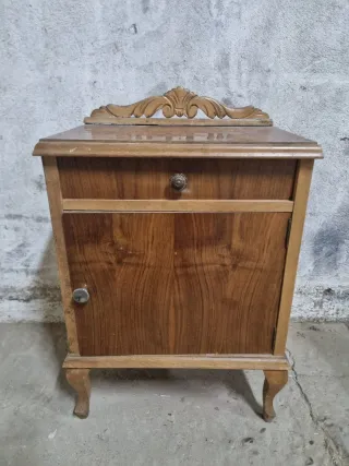 Mesita antigua de madera