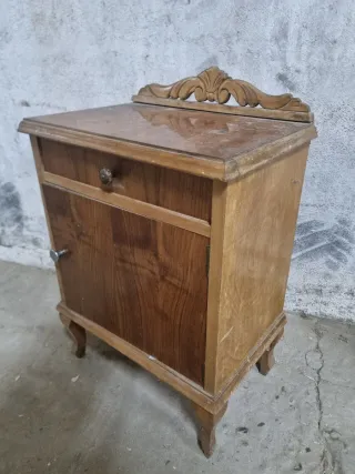 Mesita antigua de madera