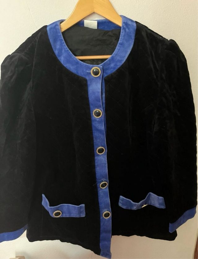 Bata/Chaqueta Negra con Ribete Azul