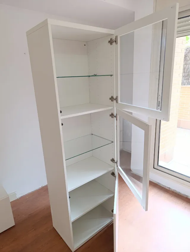 Vitrina blanca con baldas de cristal