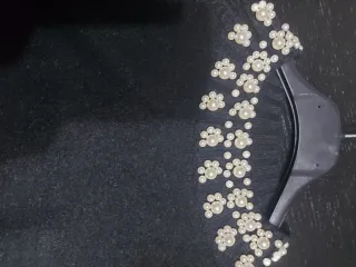 Maglione nero con perle