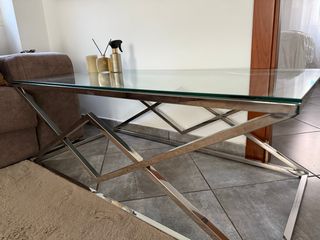 Tavolino in vetro e acciaio moderno