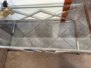 Tavolino in vetro e acciaio moderno